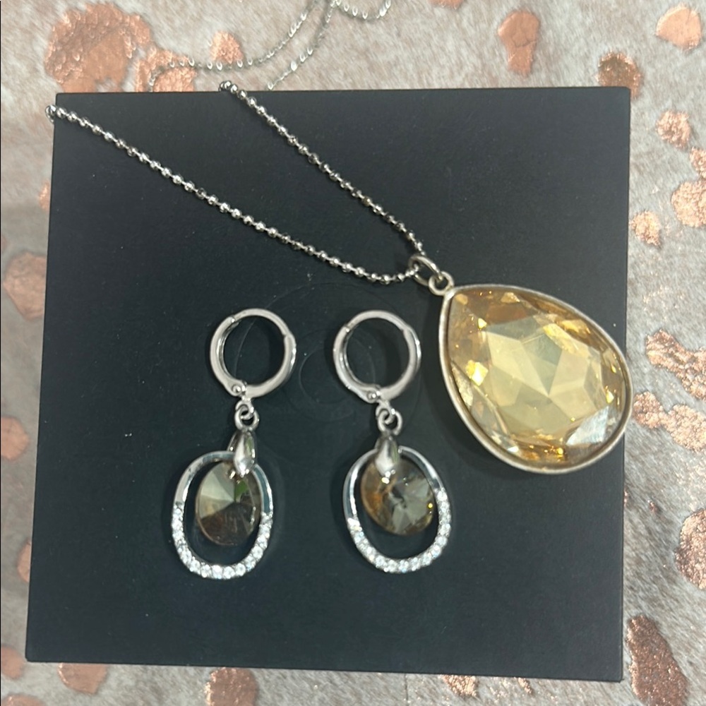 Elegant Gold Teardrop Necklace